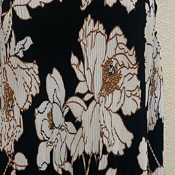 Apt 9 women’s black white floral Halter pleated elegant blouse sleeveless - Picture 10 of 11